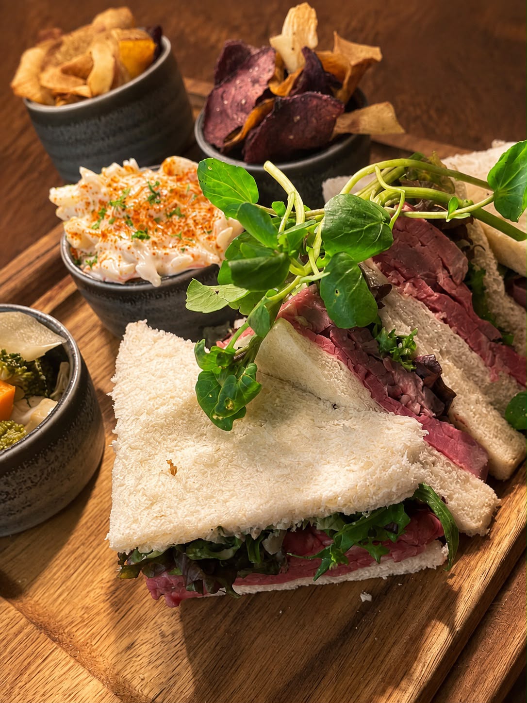 Steak sandwich with rocket and horseradish